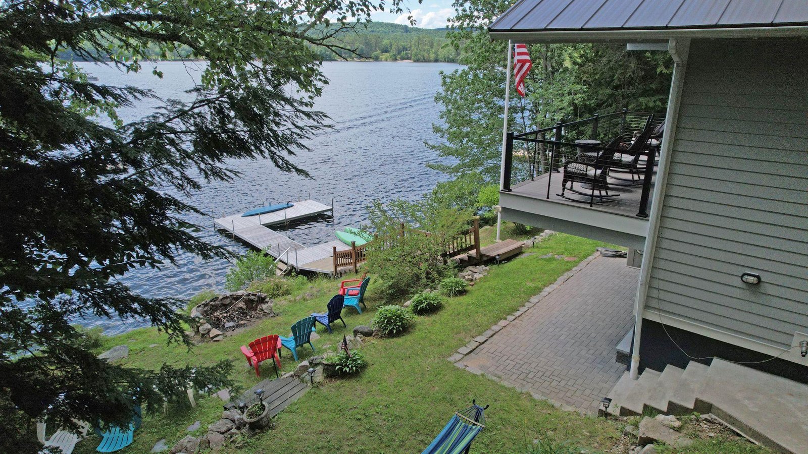 This photo shows a view of a lake in front of a house.